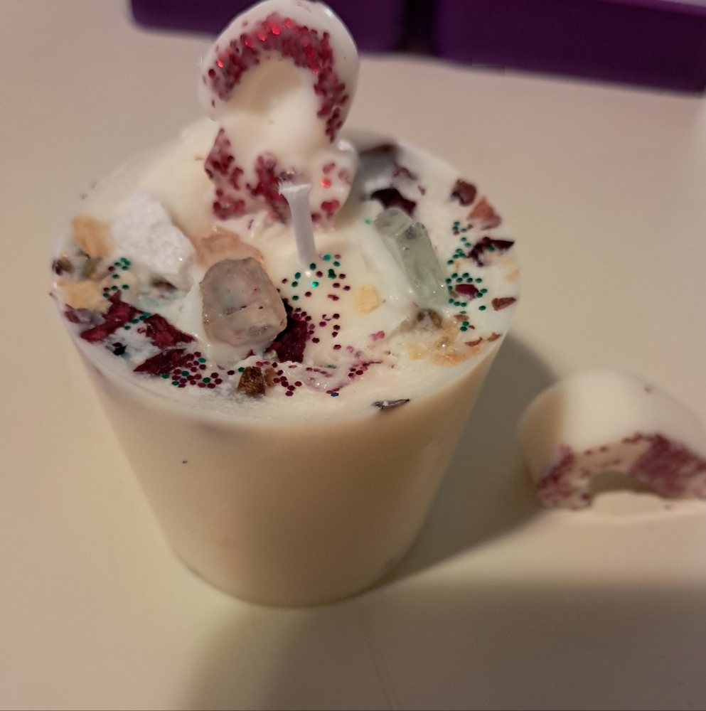 Hand crafted Candy Cane Soy Votive Candle NWT - Picture 2 of 2
